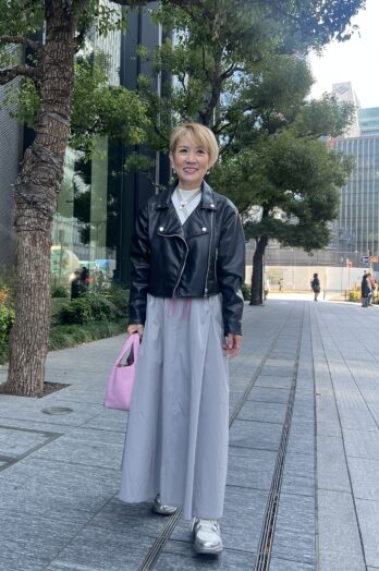 【60代お手本スナップ】甘めなピンクが影の主役。シルエットにメリハリをつけて、スタイルUP！