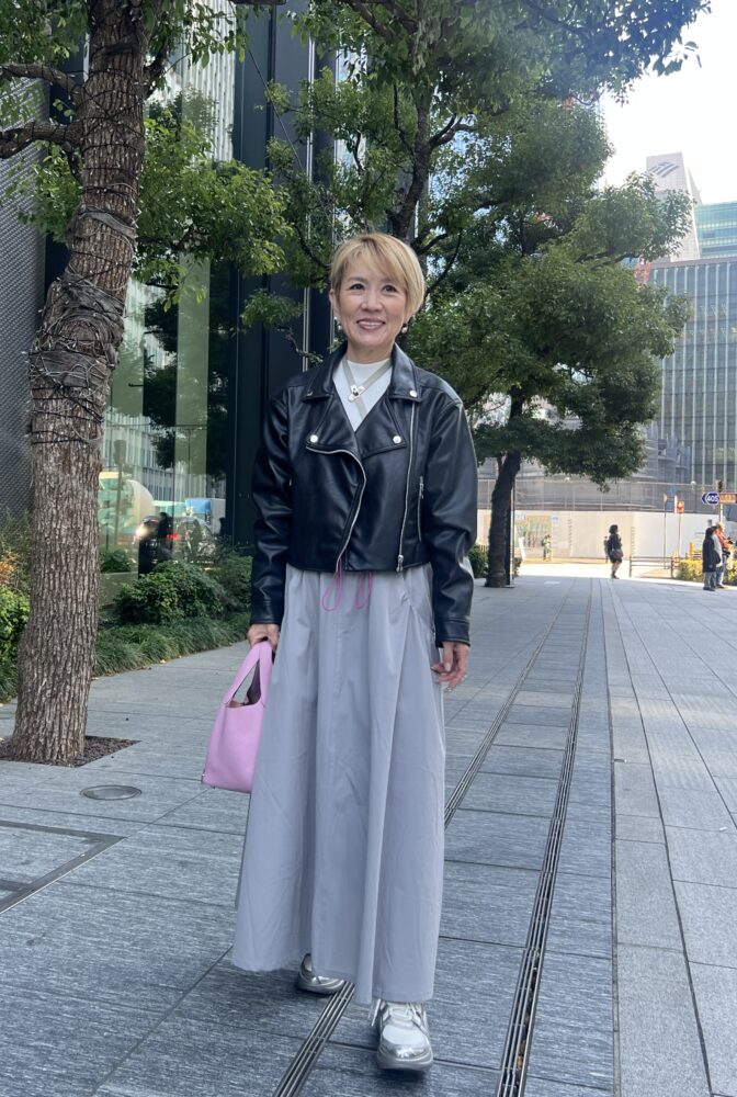 【60代お手本スナップ】甘めなピンクが影の主役。シルエットにメリハリをつけて、スタイルUP!