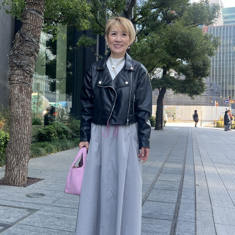 【60代お手本スナップ】甘めなピンクが影の主役。シルエットにメリハリをつけて、スタイルUP！