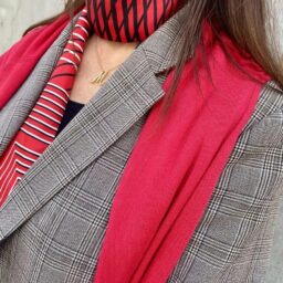 ウォーキング講師でもあるMIKAさん。 「歩きやすいうえに、コーディネートのバランスを取りやすいシューズは普段からチェックしています！ブーツは、『チャールズ＆キース』。スリムでもたつかないデザインなのでスタイルアップにも」