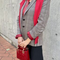 「本日のラッキーカラー、赤い小物を差し色に♪顔まわりに色ものスカーフを巻くと一気に華やかで元気な印象に」