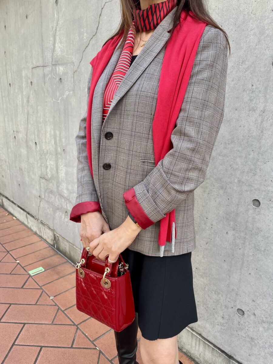 「本日のラッキーカラー、赤い小物を差し色に♪顔まわりに色ものスカーフを巻くと一気に華やかで元気な印象に」