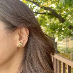 「シルバーになるとモードっぽくなるので、近頃アクセはゴールドが気分」