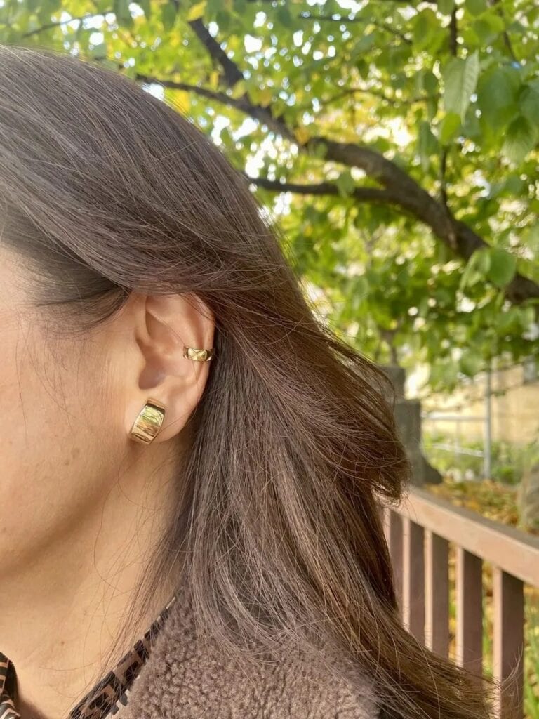 「シルバーになるとモードっぽくなるので、近頃アクセはゴールドが気分」