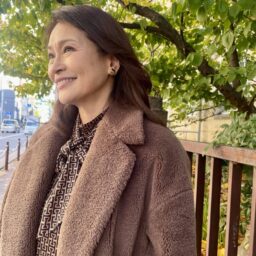 「柄物アイテムを着るときはアクセは控えめに。ゴールドのアクセなら肌馴染みもよく、さりげなくコーディネートのポイントになります」