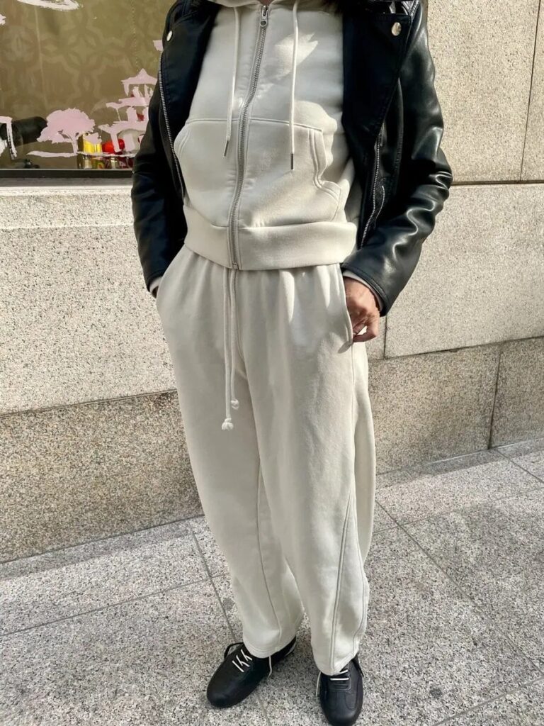 「マシュマロ素材で、カジュアルになりすぎません」