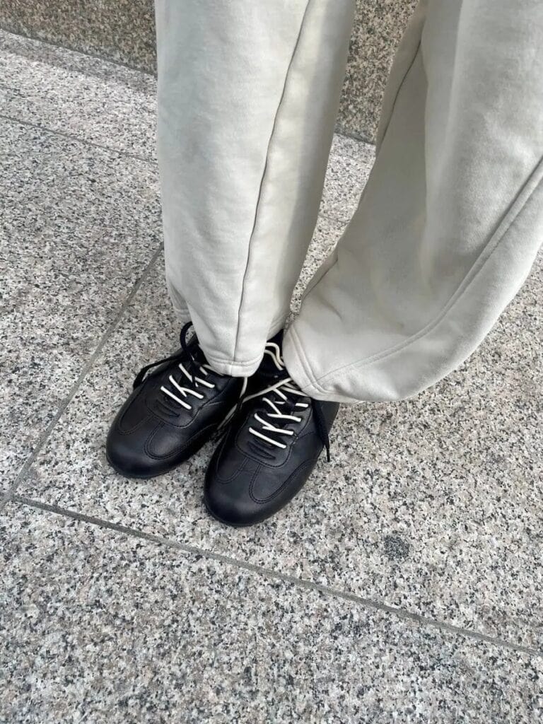 スニーカーは『GU』。 「お出かけのときは、歩きやすさがなにより大事!このスニーカーは黒ですがスリムなデザインなので、重たくなりすぎずスウェットコーデに締まりをプラスしてくれます。紐がバイカラーになっていてさりげなく可愛いんです」