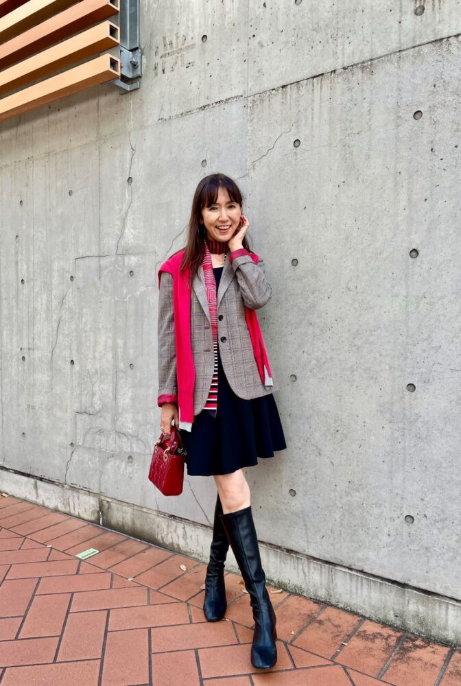 【60代お手本スナップ】ラッキーカラーの小物でおしゃれさも運気もアップ♪冬のジャケットスタイル