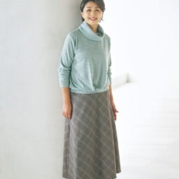 アクセサリー付きプルオーバー￥1,639、スカート￥2,189 ／ともにハレイロ（しまむら）