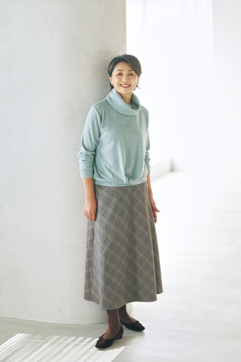 アクセサリー付きプルオーバー¥1,639、スカート¥2,189 /ともにハレイロ(しまむら)