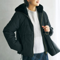 ジャケット￥3,289、ニットプルオーバー￥2,189、スカート￥2,189、バッグ¥2,420／すべてハレイロ（しまむら）