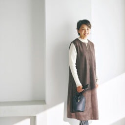 ジャンパースカート￥1,639、ニットプルオーバー￥1,639 、ショルダーバッグ￥1,969／すべてハレイロ（しまむら）　