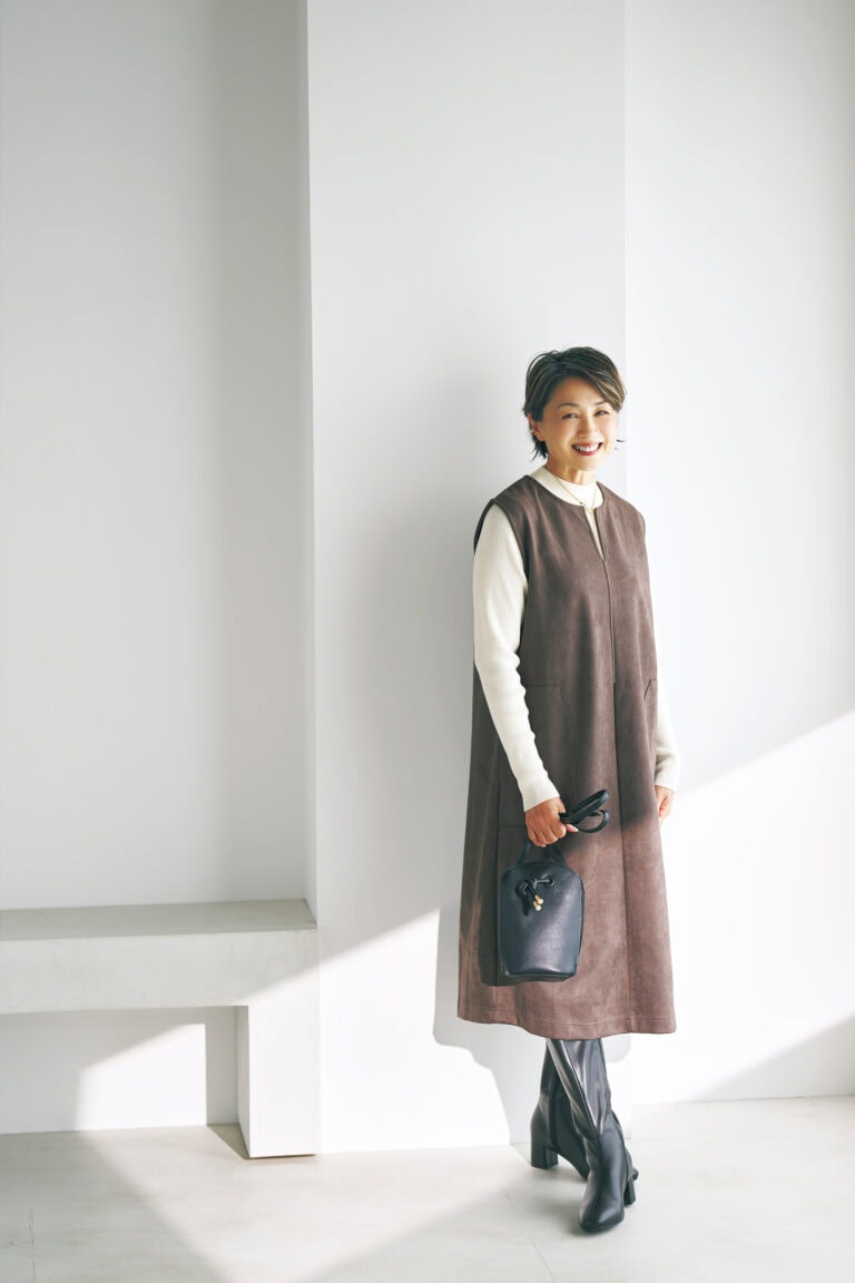 ジャンパースカート¥1,639、ニットプルオーバー¥1,639 、ショルダーバッグ¥1,969/すべてハレイロ(しまむら)