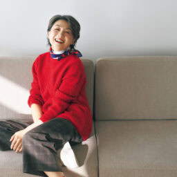 ニットプルオーバー￥2,189、ワイドパンツ￥2,420／ともにハレイロ（しまむら）