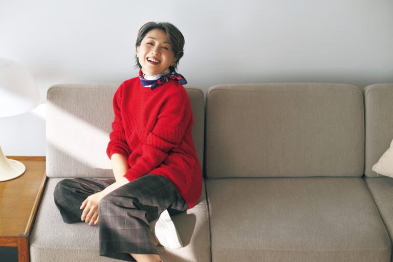 ニットプルオーバー¥2,189、ワイドパンツ¥2,420/ともにハレイロ(しまむら)