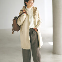 コート￥3,289、ニットプルオーバー￥2,189、ワイドパンツ￥2,420、バッグ￥2,420 ／すべてハレイロ（しまむら）