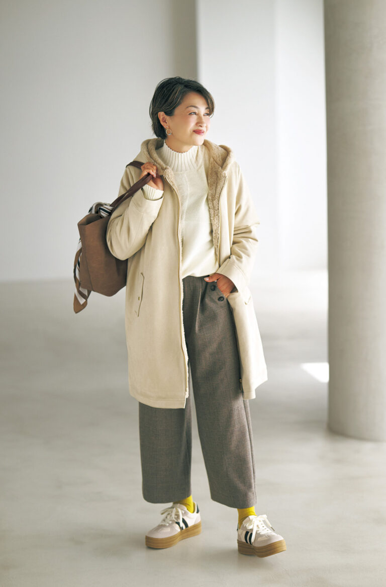 コート¥3,289、ニットプルオーバー¥2,189、ワイドパンツ¥2,420、バッグ¥2,420 /すべてハレイロ(しまむら)