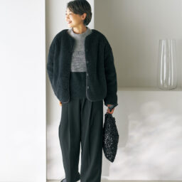 ジャケット￥1,969、ニットプルオーバー￥2,189、ワイドパンツ￥1,639、トートバッグ￥1,969 ／すべてハレイロ（しまむら）