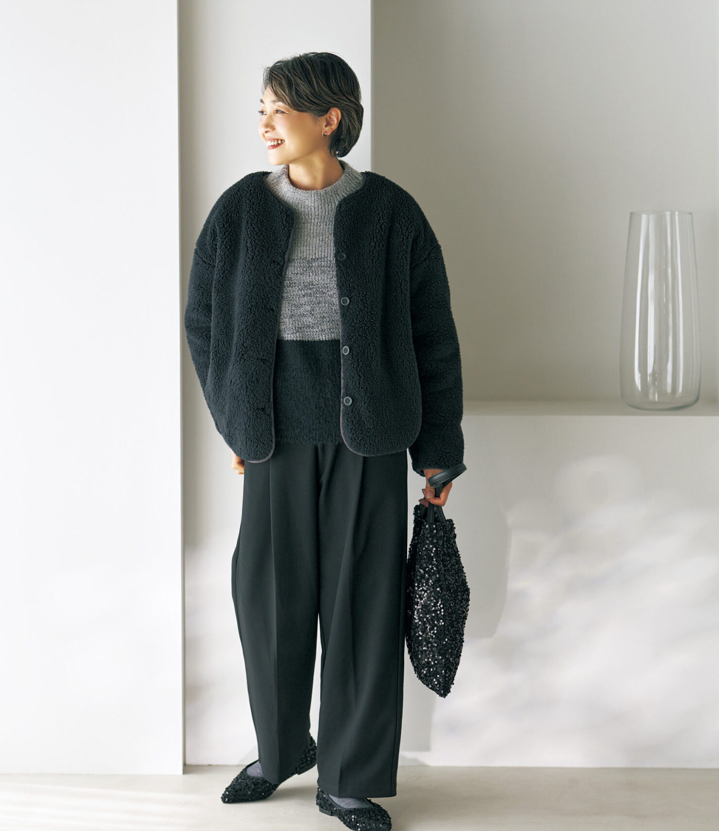 ジャケット¥1,969、ニットプルオーバー¥2,189、ワイドパンツ¥1,639、トートバッグ¥1,969 /すべてハレイロ(しまむら)