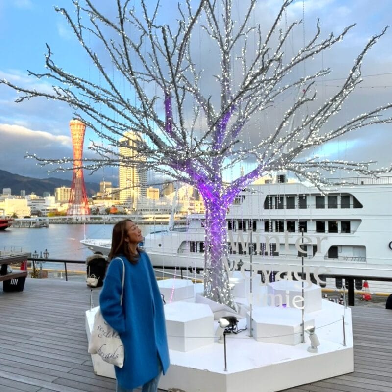 【60代ライフスタイル】この冬ゲットした色鮮やかな＜ブルーコート＞を着てクリスマスムード高まる神戸の街を散策♪