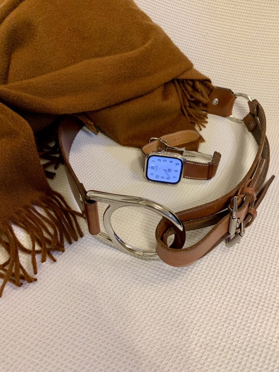 長谷川さん12月ブログ_英国調コーデ_ストール＆腕時計_バッグ