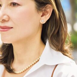 50歳を過ぎてから自分の雰囲気になじんできた気がして、出番が増えたというパールネックレス。シンプルながら着こなしを華やかに。