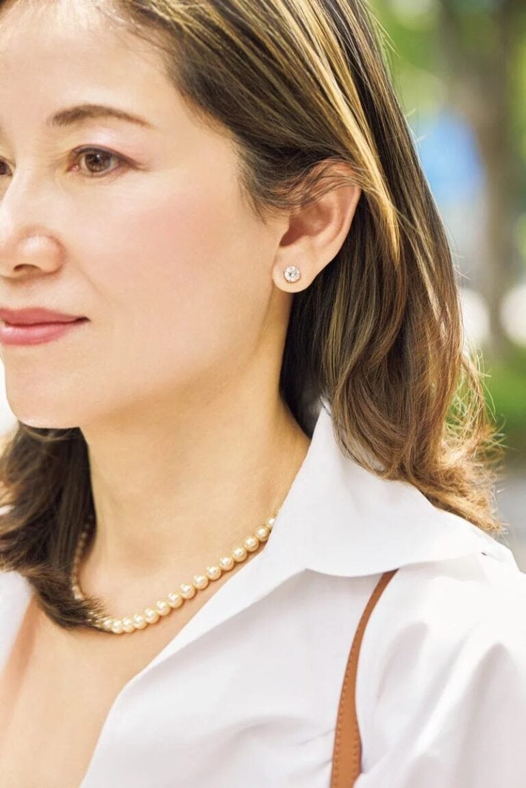 50歳を過ぎてから自分の雰囲気になじんできた気がして、出番が増えたというパールネックレス。シンプルながら着こなしを華やかに。