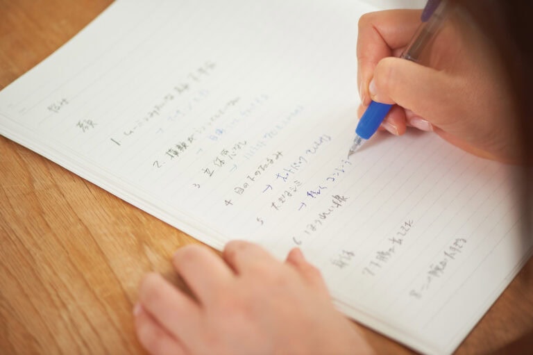 ジャーナリングで悩みと長所を50個ずつ書き出す