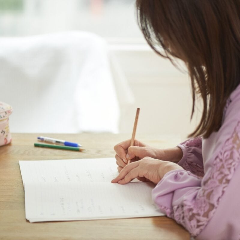 【60代のメイク悩み】読者が変わる！ YUTA.式“若見え引き算メイク”実践レッスン①【ヘアメイクYUTA.さん直伝】