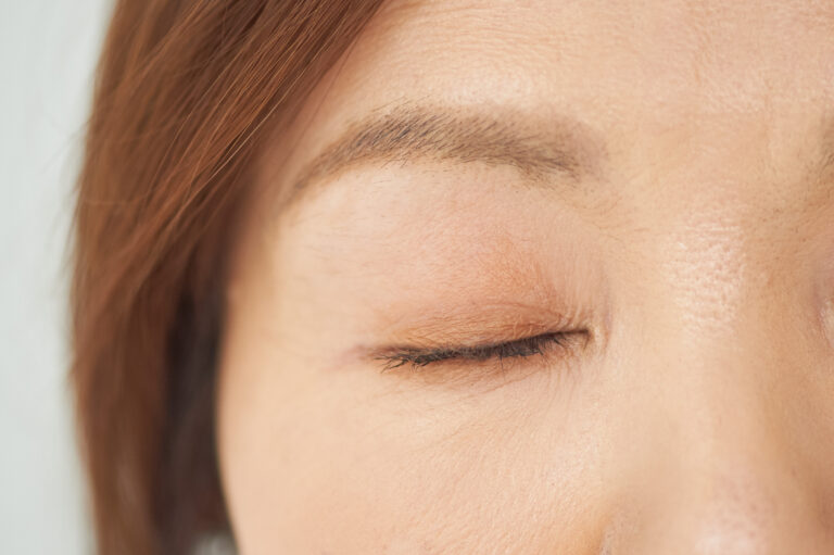 まつ毛カーラーとマスカラ下地は、ベースメイクの前に仕込んでいます。