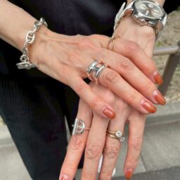 「ネックレスとピアスとブレスはHERMESのシェーヌ・ダンクルのシリーズで統一感を。手元の立体的なゴールドのリングは『j_products』ダイヤのリングは『CHIEKO＋』のもの。いつも付けているお気に入りばかりです」