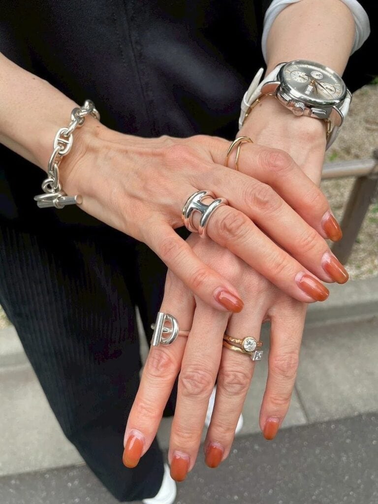 「ネックレスとピアスとブレスはHERMESのシェーヌ・ダンクルのシリーズで統一感を。手元の立体的なゴールドのリングは『j_products』ダイヤのリングは『CHIEKO＋』のもの。いつも付けているお気に入りばかりです」