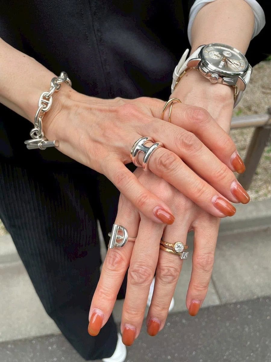 「ネックレスとピアスとブレスはHERMESのシェーヌ・ダンクルのシリーズで統一感を。手元の立体的なゴールドのリングは『j_products』ダイヤのリングは『CHIEKO+』のもの。いつも付けているお気に入りばかりです」