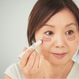 チークはファンデ前に仕込み自然な血色感を