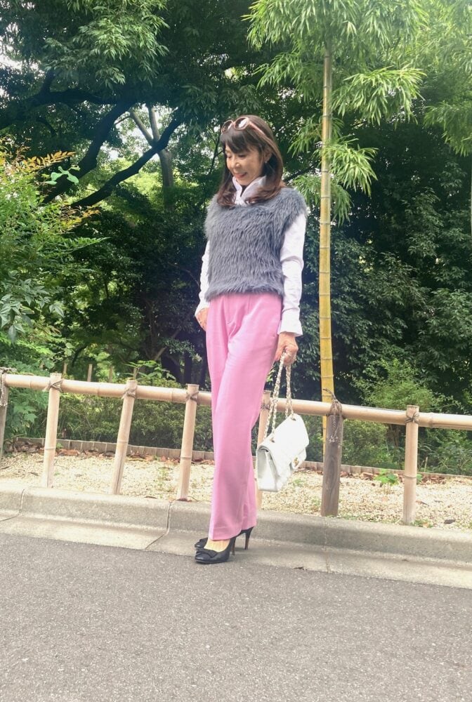 【60代お手本スナップ・東京】大好きな「ピンク」を品よく着こなすには?「グレー」を合わせて洗練されたスタイルに