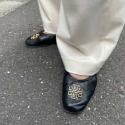 「『Tory Burch』のゴールドの縁取りだけのロゴデザインが落ち着いた印象でお洋服に合わせやすいところが気に入っています」
