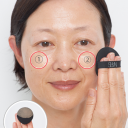 【1】パフに取ったファンデを左右の頰にのせる