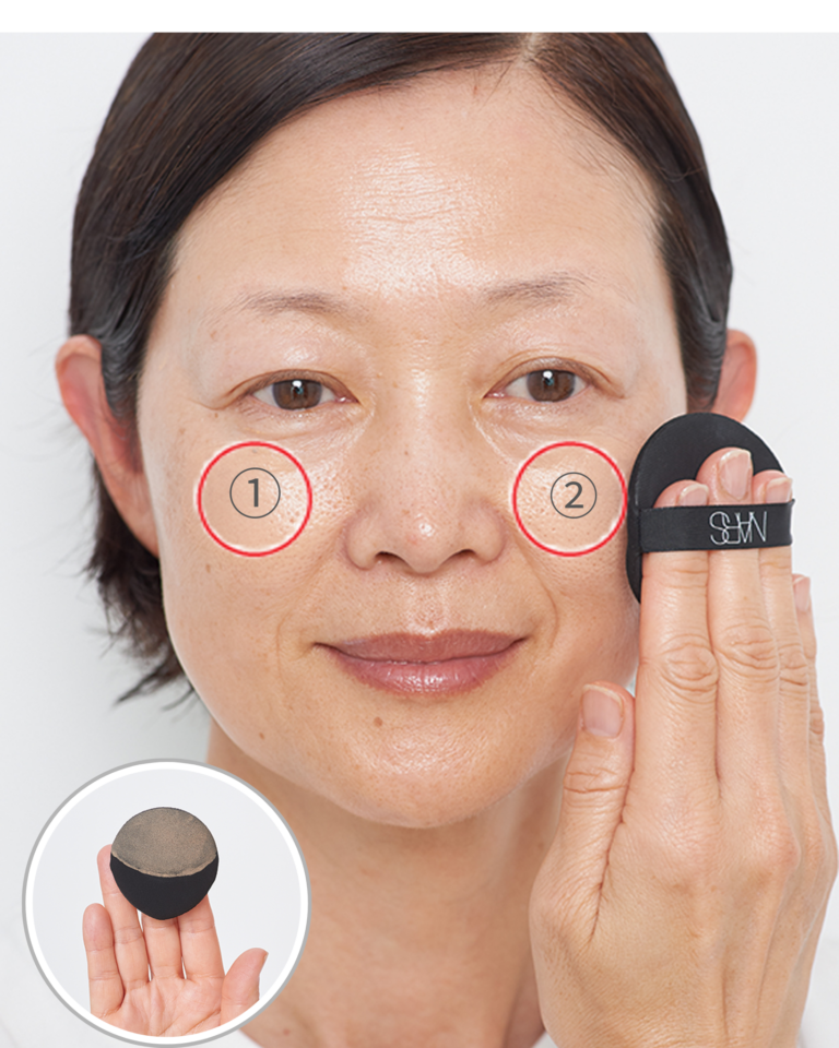 【1】パフに取ったファンデを左右の頰にのせる
