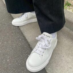 「コーデュロイパンツのときは細めのものを履きたかったんですが、雨が降るかもと思って『PRADA』のスニーカーにチェンジ。バッグに合わせて白にしました」