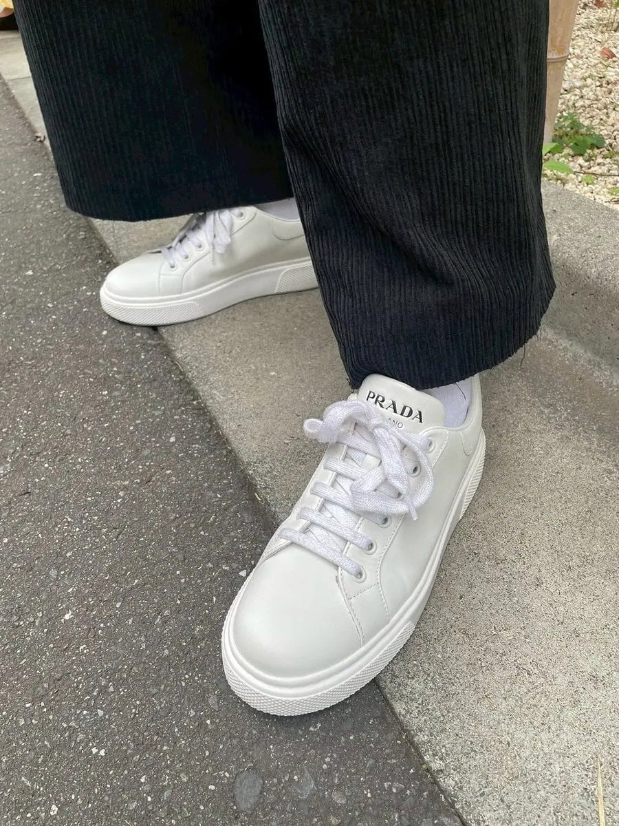 「コーデュロイパンツのときは細めのものを履きたかったんですが、雨が降るかもと思って『PRADA』のスニーカーにチェンジ。バッグに合わせて白にしました」