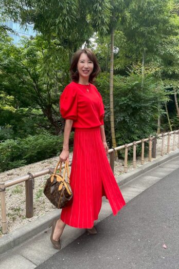 【60代お手本スナップ】美脚を上品に美しく見せるスカートのスリットの長さは？華やぎ色のセットアップに手作りアクセがポイント！