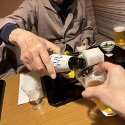 温泉宿でビールを楽しむひととき