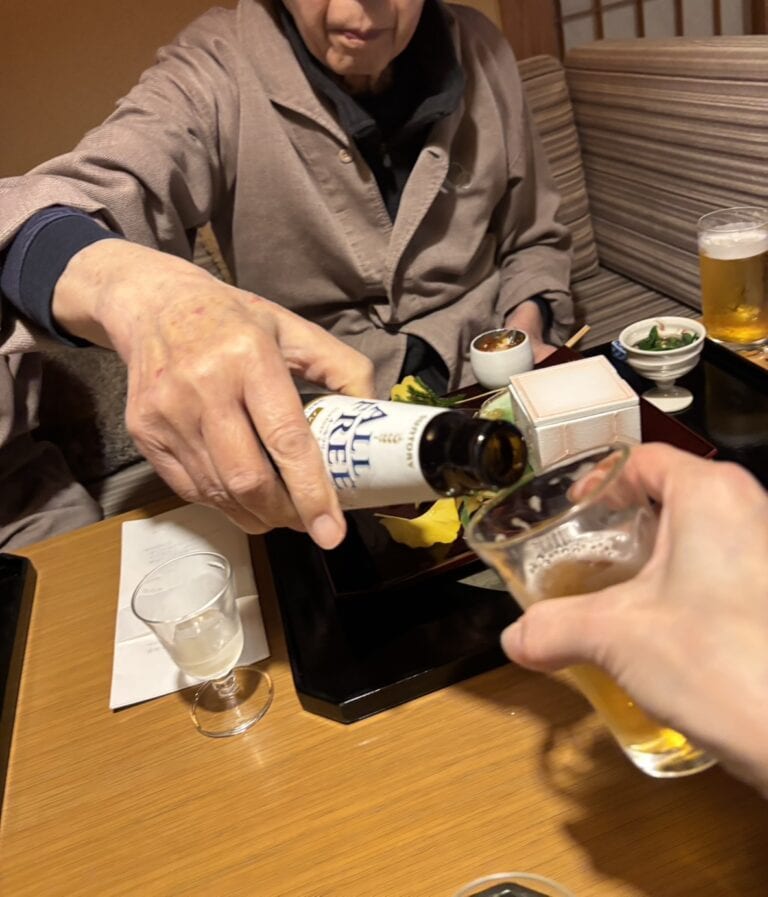 温泉宿でビールを楽しむひととき