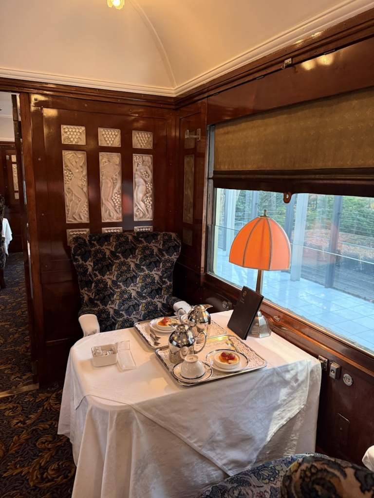 車内は当時のままの内装が維持されています