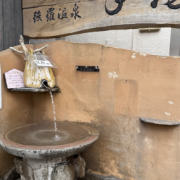 強羅駅の改札すぐ外にある、手湯。高温注意！とあるように熱めです