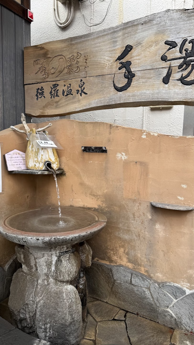 強羅駅の改札すぐ外にある、手湯。高温注意!とあるように熱めです
