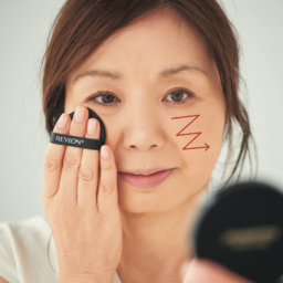ファンデは頰中央だけきれいに仕上げる