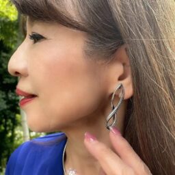 「ブルーベースに合うシルバーカラーのイヤリングをチョイス。顔の形にもなじむ縦長の曲線のデザインなので、どんなコーデにも安心して付けられます」