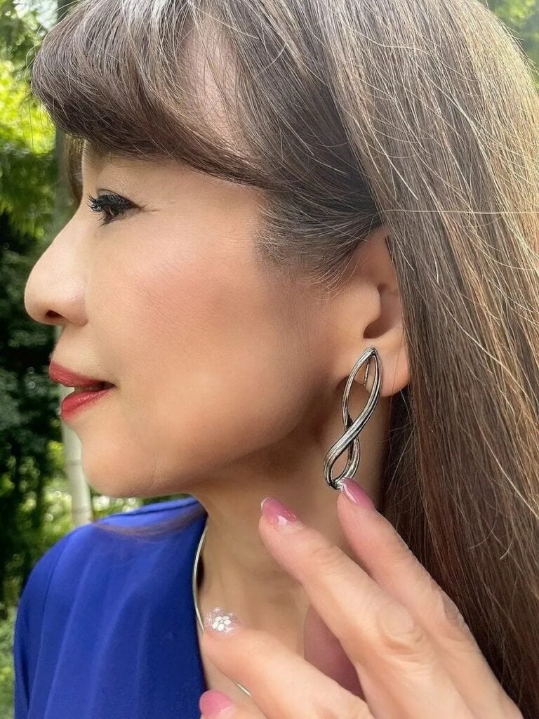 「ブルーベースに合うシルバーカラーのイヤリングをチョイス。顔の形にもなじむ縦長の曲線のデザインなので、どんなコーデにも安心して付けられます」