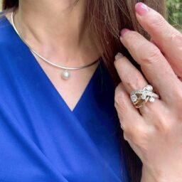 「パールの一連のネックレスから、首のサイズに合わせて、一粒を取り、ペンダントトップに仕立ててもらいました。オメガタイプのチェーンとの相性が良く、とても使いやすいお気に入りです。リングは母が持っていたダイヤモンドと、夫から贈られたダイヤモンドをひとつの指輪としてデザインし直したものです。思いが重なった特別なリングなんです」